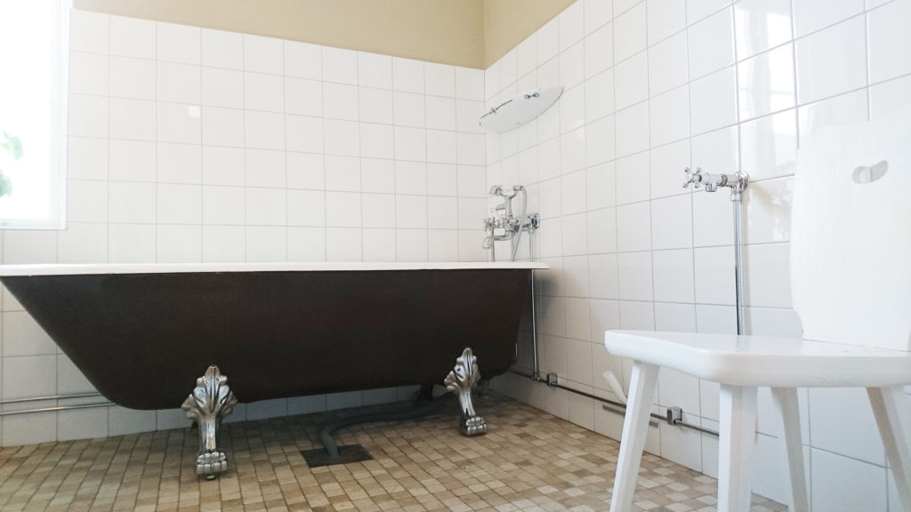 I det nyrenoverade badrummet finns ett remaljerat gjutjärnsbadkar.