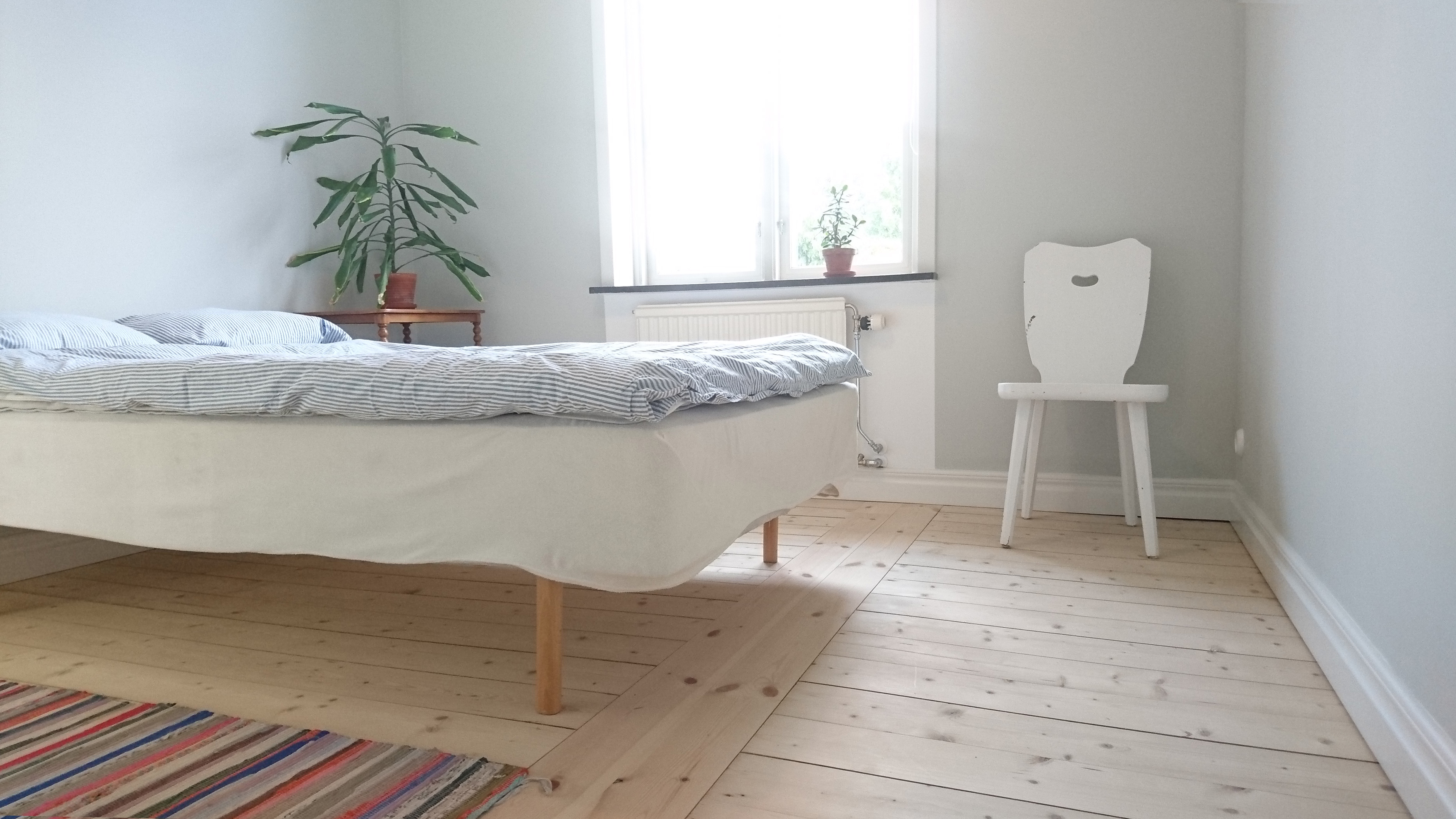 Vårt rum med fönster i norr ligger mellan de två andra rummen.
